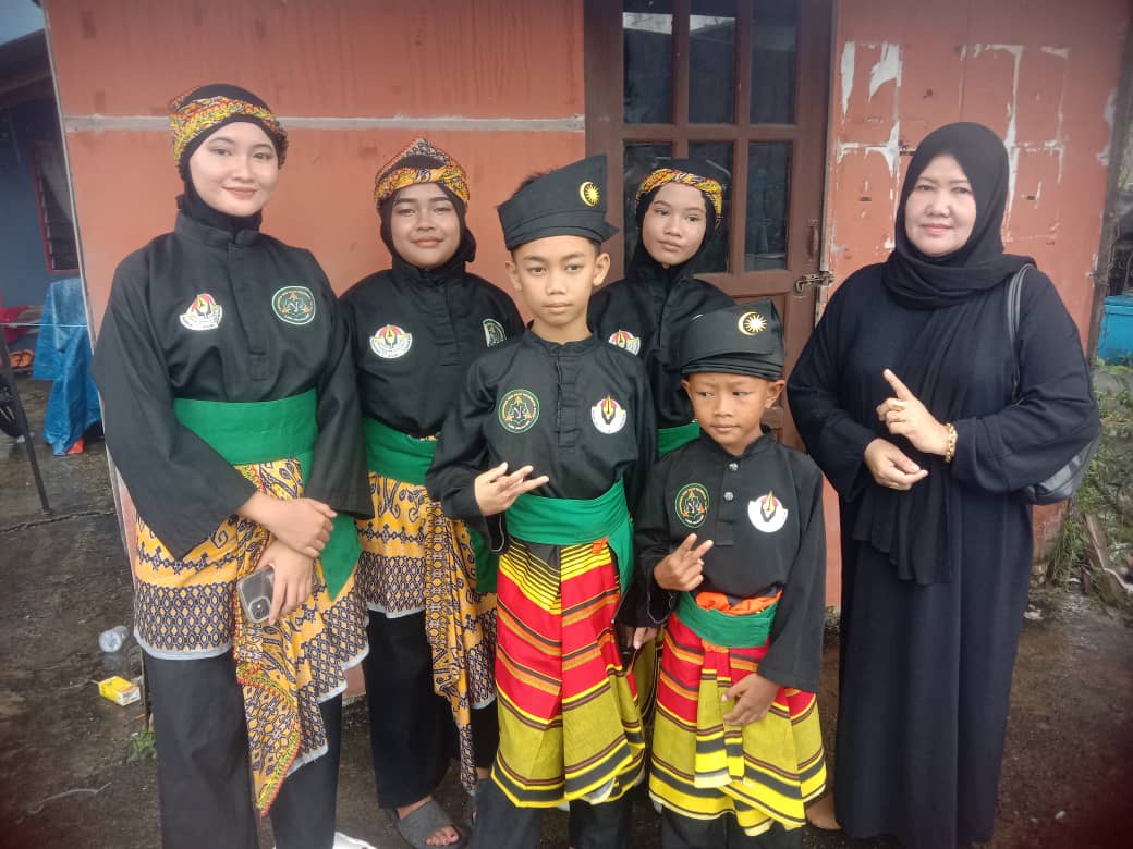 Generasi muda dalam busana silat