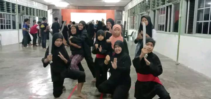 Kumpulan pesilat wanita dalam sesi latihan