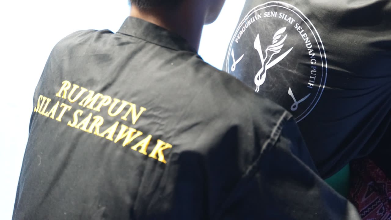 Busana dan lambang Perguruan Seni Silat Selendang Putih
